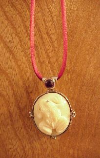 images_for_Bill/frog_necklace32.JPG